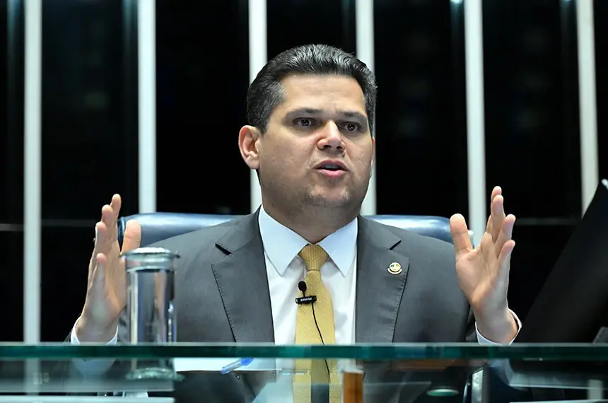 Alcolumbre evita calendário para PEC da escala 6x1