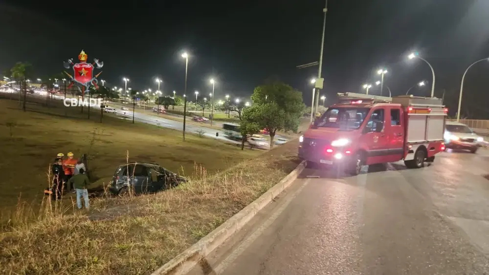 Carro capota na EPIA Sul e motorista é socorrido pelo Samu