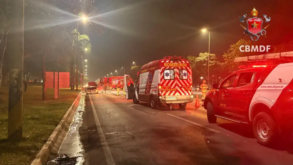 Fiat Punto pega fogo no Eixão Sul e interdita três faixas