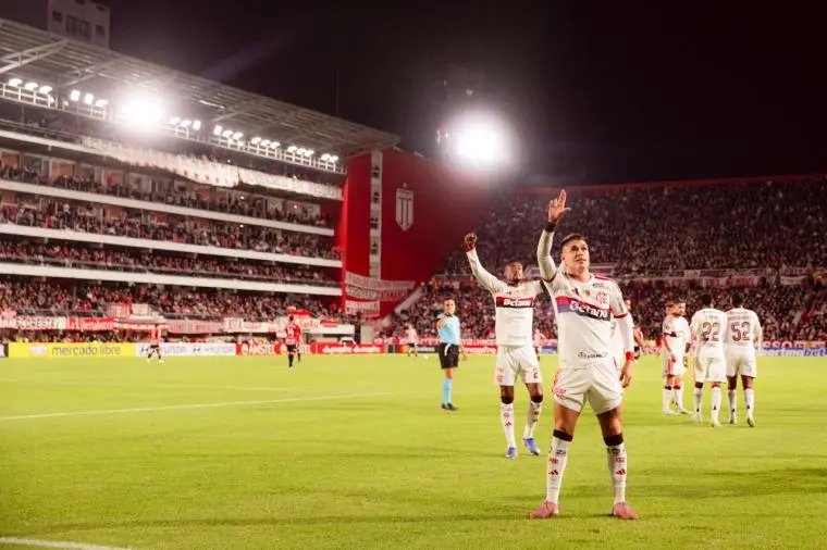 Flamengo empata com Estudiantes, mas Arrascaeta fratura clavícula