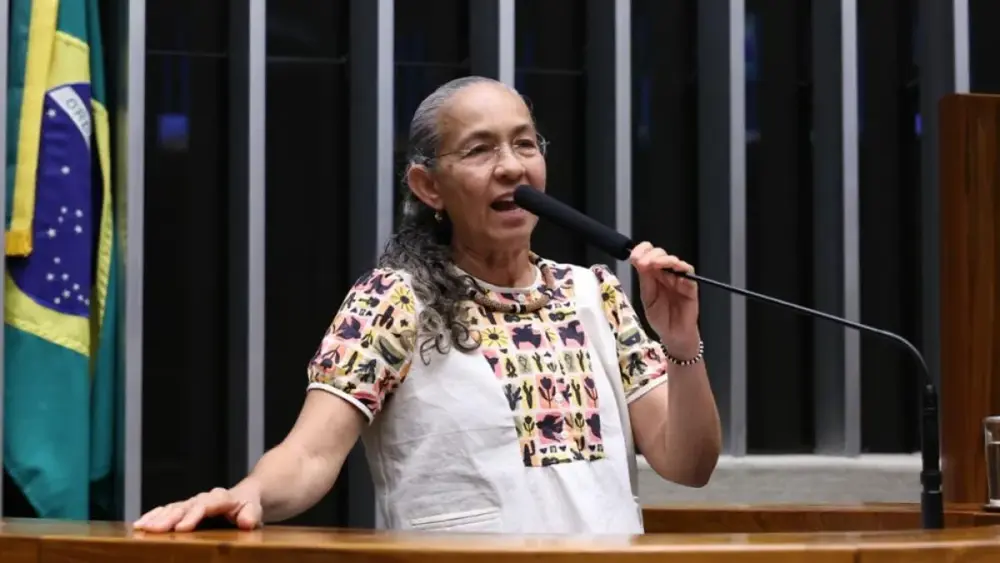 Heloísa Helena encerra mandato com despedida dramática