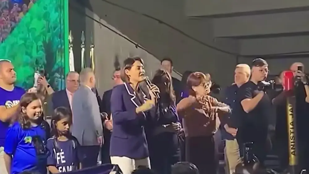 Michelle defende Bia Kicis, mas evita falar de sua candidatura