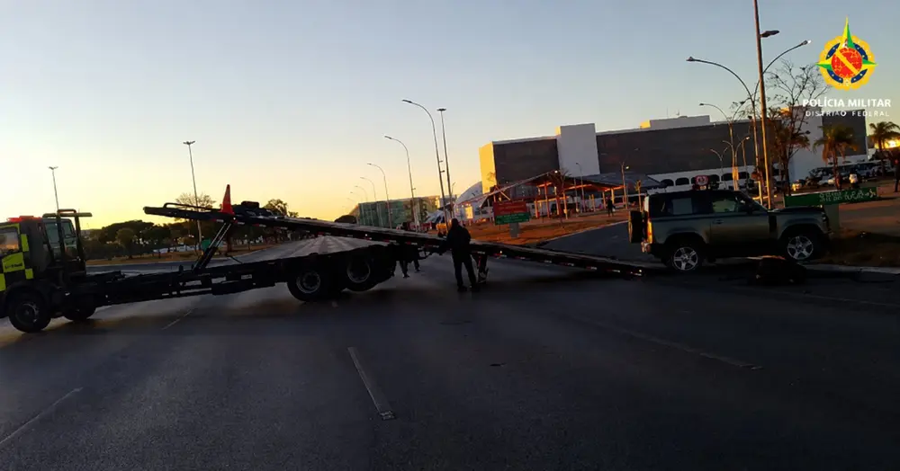 Motorista embriagada bate Land Rover e derruba poste em Brasília