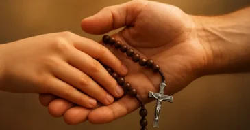 Sonhar com terço na mão de outra pessoa: fé e apoio