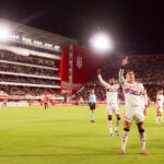 Flamengo empata com Estudiantes, mas Arrascaeta fratura clavícula