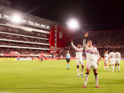 Flamengo empata com Estudiantes, mas Arrascaeta fratura clavícula
