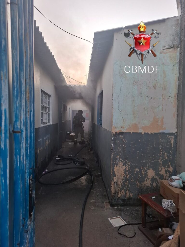 Fogo em casa no Recanto das Emas mobiliza bombeiros