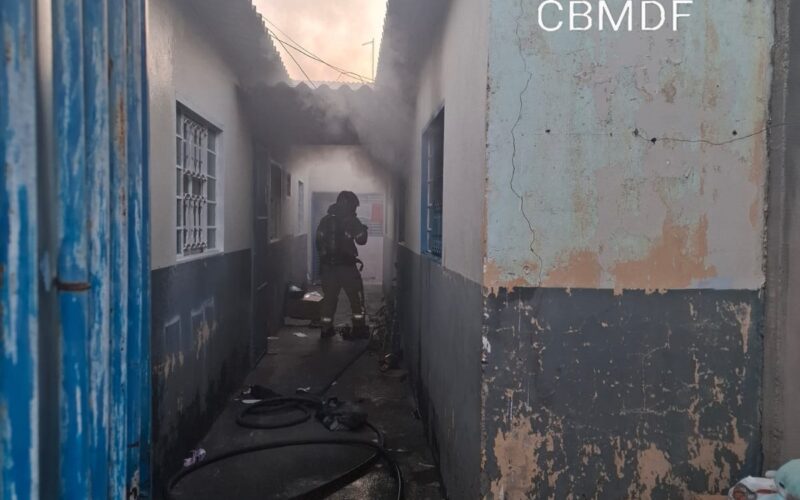 Fogo em casa no Recanto das Emas mobiliza bombeiros