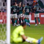 Palmeiras vence Bragantino e segue líder invicto