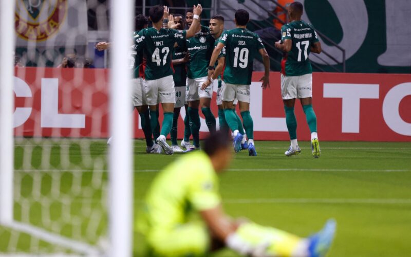 Palmeiras vence Bragantino e segue líder invicto