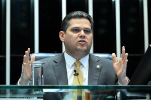 Alcolumbre evita calendário para PEC da escala 6x1