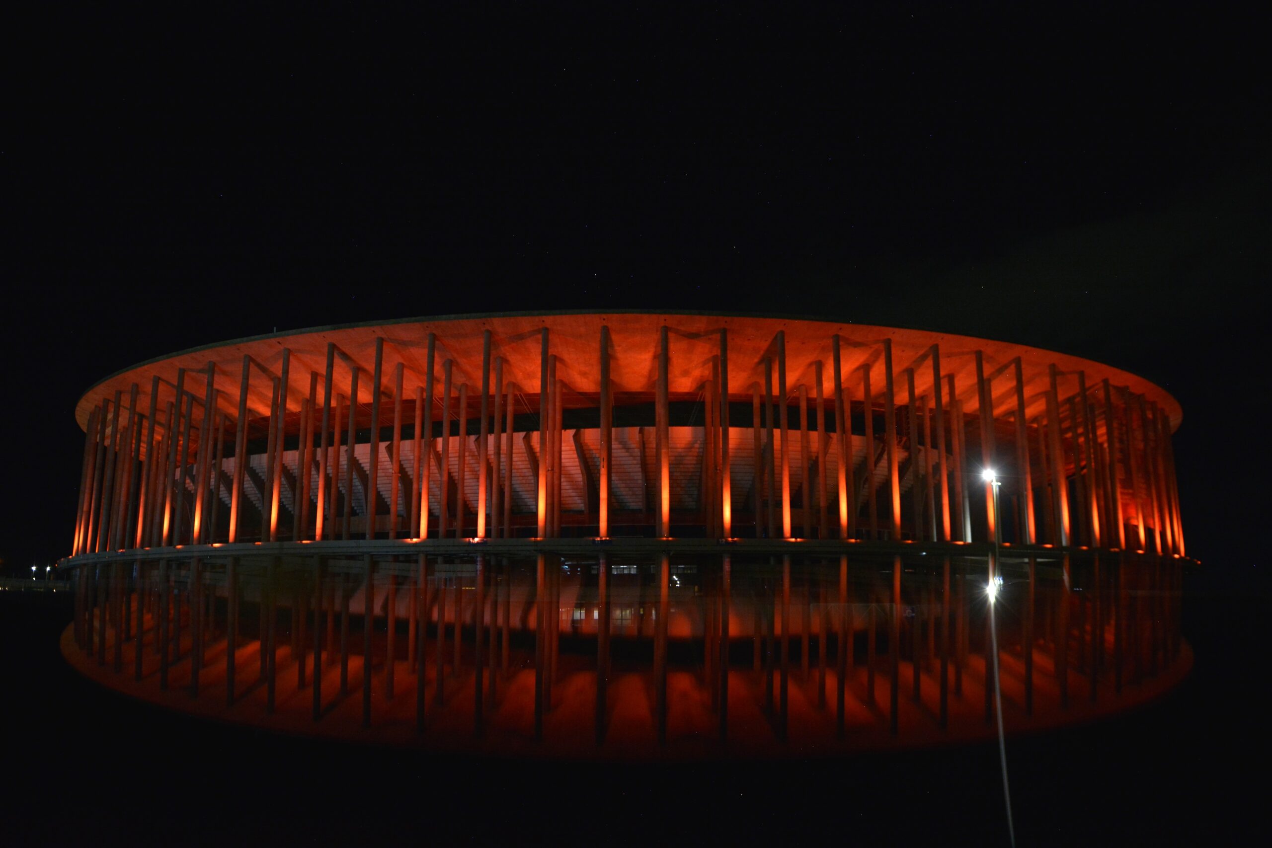 Brasília se ilumina de laranja contra abuso infantil
