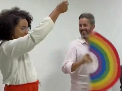 Grass aprende a bater leque em aula com travesti