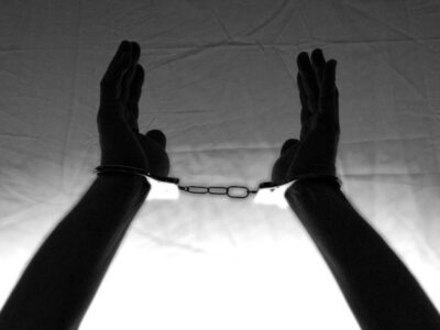 Homem mata o próprio pai de 90 anos a pauladas em Goiás