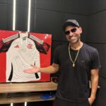 Rifa de camisa do Flamengo autografada para Lar da Bondade