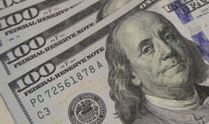 Dólar cai com alta do petróleo apesar de risco geopolítico