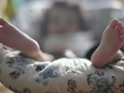 Mãe é condenada por abandonar bebê de 16 dias para ir a bar