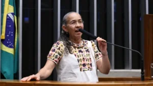 Heloísa Helena encerra mandato com despedida dramática