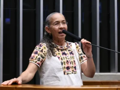 Heloísa Helena encerra mandato com despedida dramática