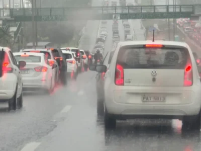 Chuva e trovoadas marcam Dia dos Namorados no DF
