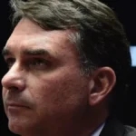 Flávio admite erro de Bolsonaro com a imprensa
